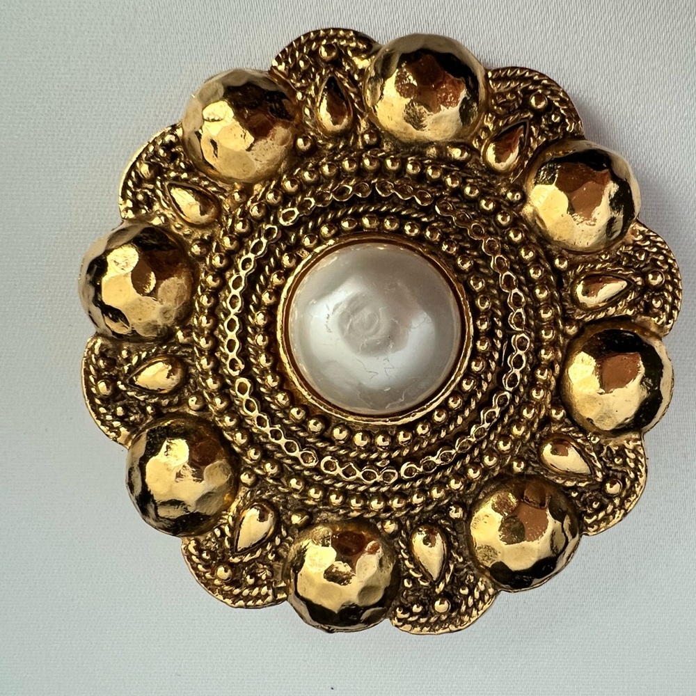 Rare CHANEL Flower design pearl Brooch pin Gold Plated artificial Pearl Gold
